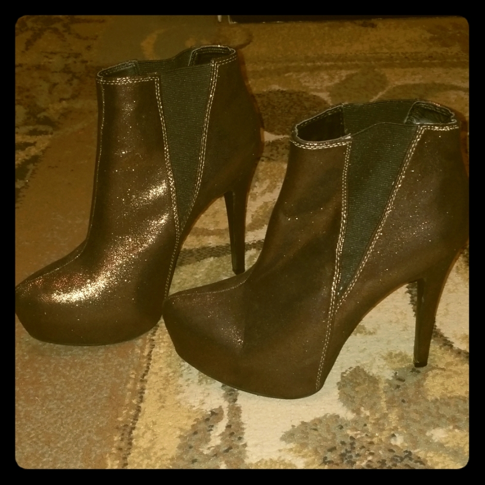 NWOT - Rock & Replublic copper Booties